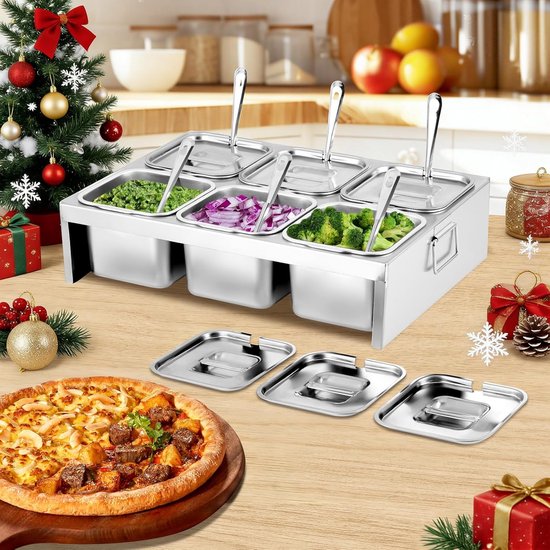 RVS pizzatopstation met 6 bakjes met broccoli, ui en groene toppings. Naast een kerstboom en pizza.
