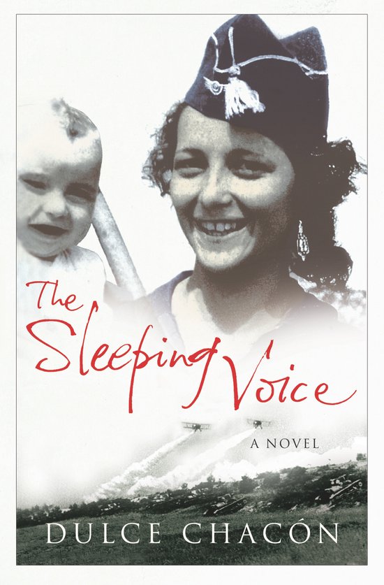 Boekcover met een lachende vrouw in militair uniform met een baby op haar schouder, met de titel 'The Sleeping Voice'.