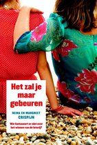 Twee vrouwen op een kiezelstrand, een met rode polkadots, de ander in een turquoise jurk met bloemen.