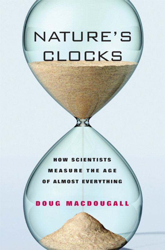 Boek 'Nature's Clocks: How Scientists Measure the Age of Almost Everything' met een zandloper.