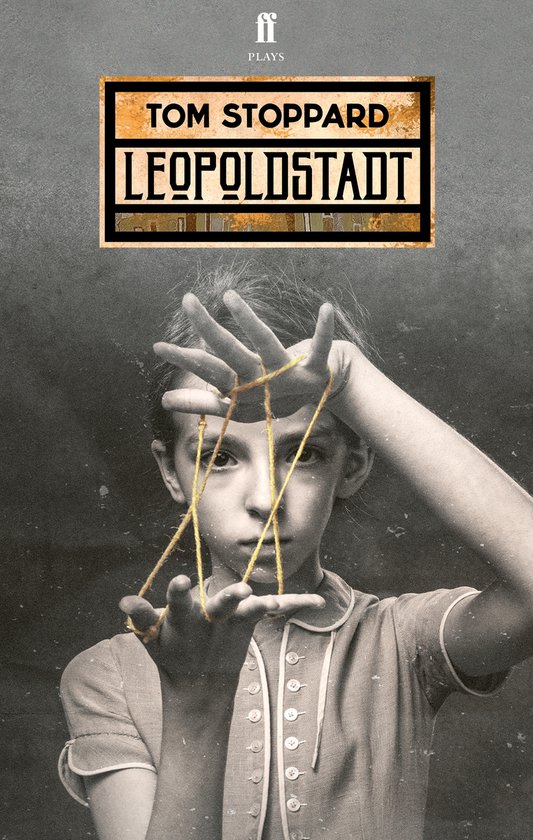 Une jeune fille avec une ficelle autour des doigts en noir et blanc. Au-dessus d'elle, "TOM STOPPARD LEOPOLDSTADT".