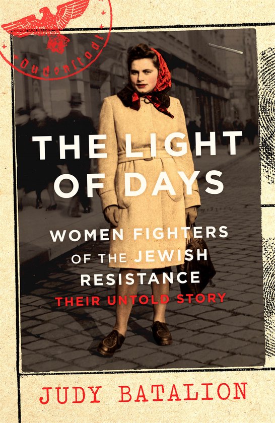 Vrouw in een bruine jas en rood sjaaltje, voorzijde, met 'THE LIGHT OF DAYS WOMEN FIGHTERS OF THE JEWISH RESISTANCE THEIR UNTOLD STORY JUDY BATALION' tekst.