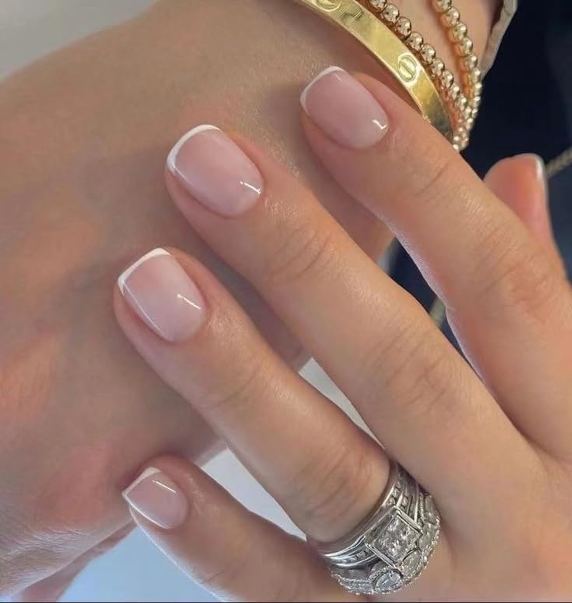 on Nails kort, squoval nude, natuurlijk wit, Franse kunstnagels met nagellijm, witte tip, natuurlijke acryl kunstnagels