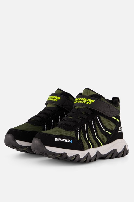 Paar groene Skechers outdoorschoenen met klittenband, witte en gele lijnen en 'WATERPROOF' tekst.