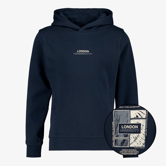 Donkerblauwe hoodie met op de voorkant een klein logo 'LONDON UNDER CITY'. Close-up toont de rugprint.