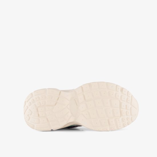 Onderkant van blauwe dad sneakers met paarse en mintgroene accenten, witte zool.
