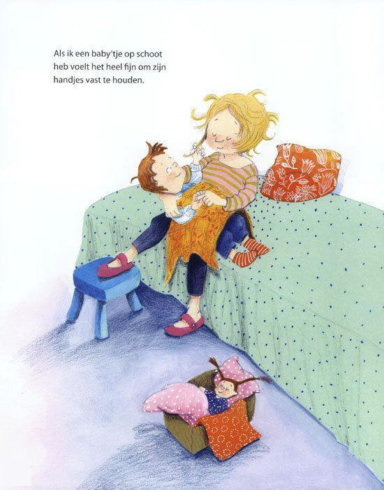 Meisje met baby op schoot, zittend op een bed. Een ander kind slaapt in een stoel.