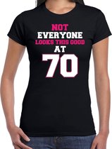 Not everyone looks this good at 70 cadeau t-shirt zwart voor dames - 70 jaar verjaardag kado shirt / outfit L