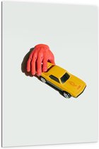 Dibond - Rode Hand op Gele Auto - 100x150cm Foto op Aluminium (Met Ophangsysteem)