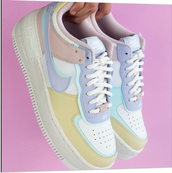 Dibond - Pastelkleurige Nike Schoenen op Roze Achtergrond - 80x80cm Foto op  Aluminium | bol.com