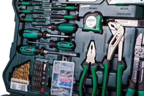 Gedetailleerd overzicht van schroevendraaiers, een rolmaat, tangen en andere gereedschappen in een open groene koffer.