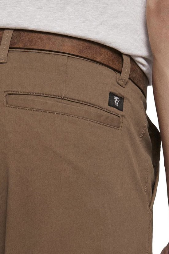 Achterzak van bruine chino broek met logo.