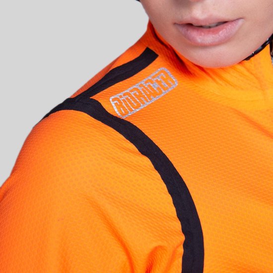 Oranje fietsjack met het logo BIORACER op de schouder en zwarte accenten.
