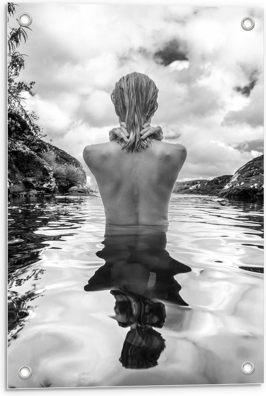 Tuinposter – Naakte Vrouw in het Water (zwart/wit) - 40x60cm Foto op Tuinposter  (wanddecoratie voor buiten en binnen)