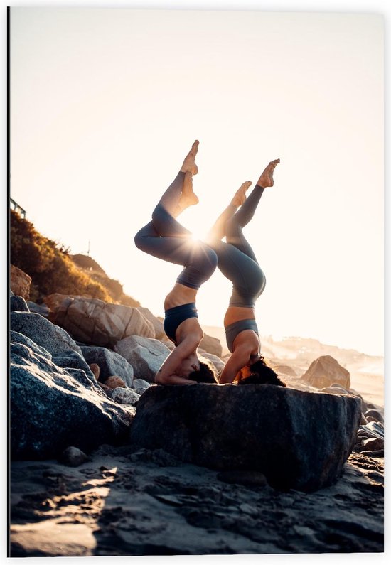 Dibond - Twee Vrouwen in Yogaposities - 40x60cm Foto op Aluminium (Wanddecoratie van metaal)