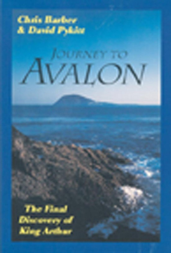 Boek kaft met 'Journey to Avalon' en 'The Final Discovery of King Arthur' in gele letters, met een afbeelding van de zee en een rotsachtige kustlijn.