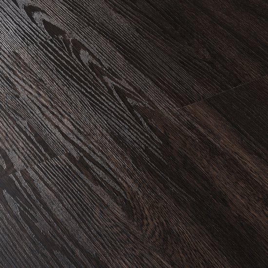 Dichtbij detail van donkerbruine PVC vloerplanken met een diepe, voelbare houtnerf.