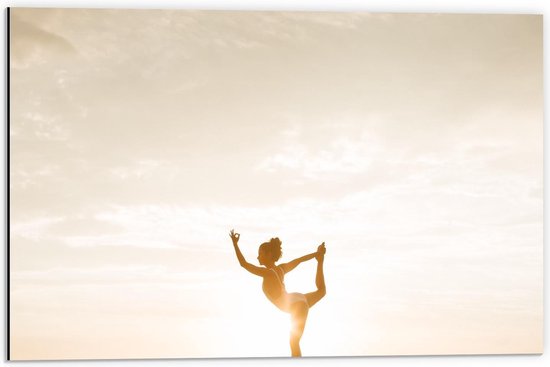 Dibond - Vrouw in Yoga Positie bij Ondergaande Zon - 60x40cm Foto op Aluminium (Wanddecoratie van metaal)