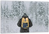 Tuinposter – Man met Gele Rugzak in de Sneeuw - 120x80cm Foto op Tuinposter  (wanddecoratie voor buiten en binnen)