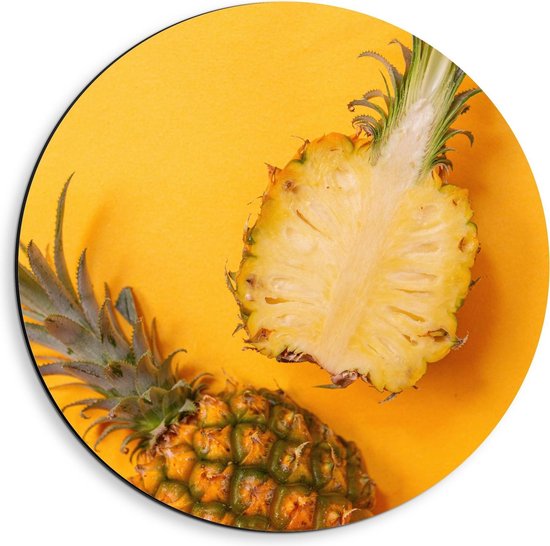 Dibond Wandcirkel - Door midden gesneden Ananas op Gele Achtergrond - 40x40cm Foto op Aluminium Wandcirkel (met ophangsysteem)