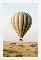 JUNIQE - Poster met houten lijst Luchtballon safari -13x18 /Geel &