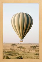 JUNIQE - Poster met houten lijst Luchtballon safari -13x18 /Geel &