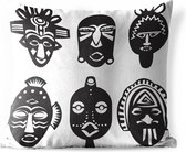 Sierkussen Afrika illustratie voor buiten - Een illustratie van Afrikaanse maskers tegen een witte achtergrond - 40x40 cm - vierkant weerbestendig tuinkussen / tuinmeubelkussen van polyester