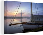 Canvas Schilderij Zeilboot vaart over de wateren van het Nationaal park The Broads in Engeland - 30x20 cm - Wanddecoratie