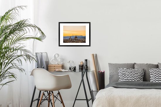 Photo dans le cadre - Vue de Florence avec le Dom de Florence et un beau coucher de soleil en Italie Cadre photo noir avec passe-partout blanc petit 40x30 cm - Affiche dans le cadre (Décoration murale salon / chambre)