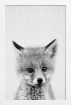 JUNIQE - Poster met houten lijst Baby vos - monochrome foto -13x18