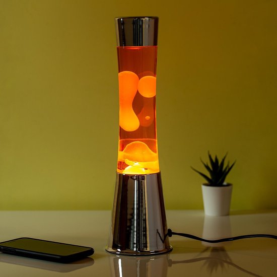 Zilveren lavalamp met oranje vloeistof en oranje lava, naast een smartphone.