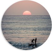 Forex Wandcirkel - Surfende Mensen op de Zee Tijdens een Mooie Zonsondergang - 60x60cm Foto op Wandcirkel (met ophangsysteem)