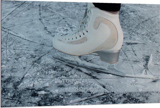 Dibond - Witte Schaatsen op het Ijs - 120x80cm Foto op Aluminium (Met Ophangsysteem)