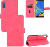 Voor Samsung Galaxy A7 (2018) Effen kleur Skin Feel Magnetische gesp Horizontale flip-kalftextuur PU-lederen tas met houder & kaartsleuven & portemonnee (Rose Red)