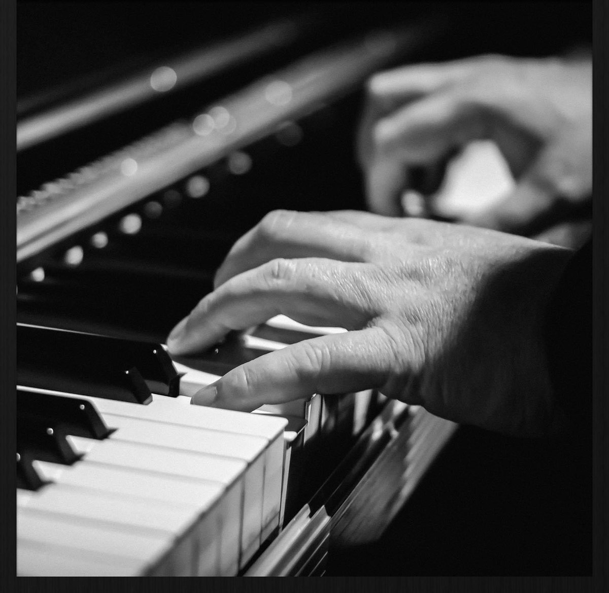 Schilderij - pianist - Collectie music - Forex met zwarte lijst - 74x74cm