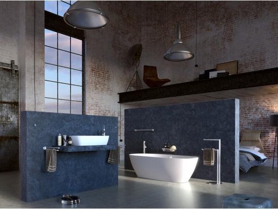 Een moderne badkamer met een vrijstaand bad, wastafel en een toiletrolhouder met handdoeken.