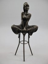 Bronzen beeld - Dame op barkruk - Gedetailleerd sculptuur - 29 cm hoog