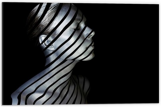 Dibond - Zilveren Vrouw met Zwarte Strepen - 60x40cm Foto op Aluminium (Wanddecoratie van metaal)