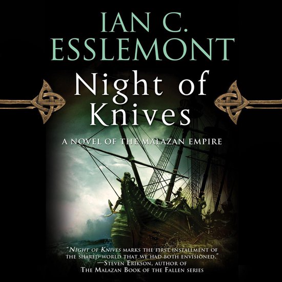 Boekomslag: Ian C. Esslemont, 'Night of Knives', een Malazan Empire roman, met een schip op zee.