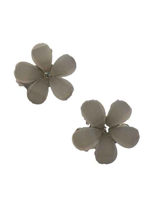 Petra's Sieradenwereld - Clipoorbel bloem wit metaal (234)