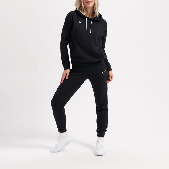 Zwarte Nike hoodie en broek met witte veters en logo