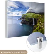 MuchoWow® Glasschilderij 40x30 cm - Schilderij acrylglas - Mist boven kust van de Faeröer eilanden - Foto op glas - Schilderijen