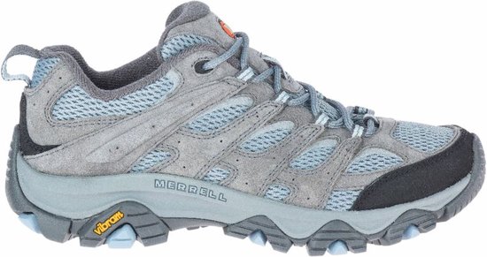 Grijze Merrell wandelschoen met blauwe veters en mesh.