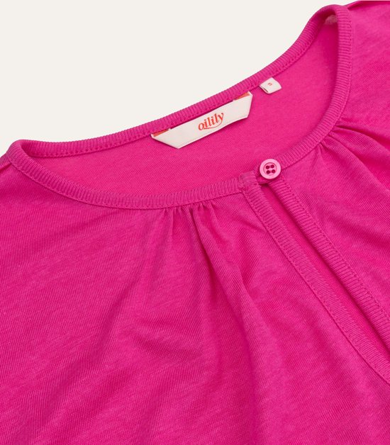 T-shirt fuchsia à col rond, fronces et petit bouton sur le devant.