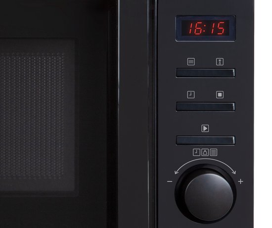 Porte ouverte d'un micro-ondes noir Tomado, intérieur visible.