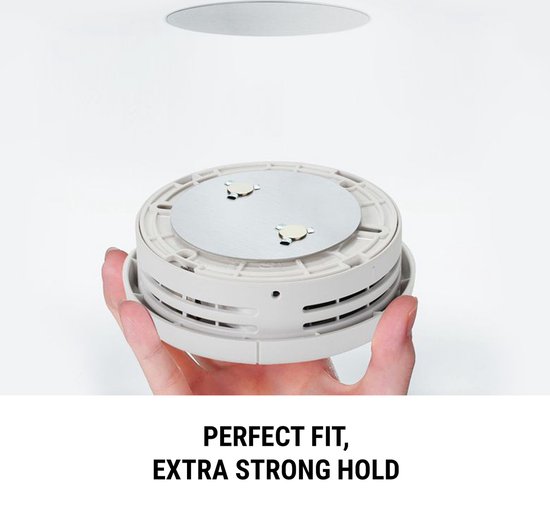 Hand houdt een rookmelder vast met het magnetische montageplaatje, klaar om tegen het plafond te bevestigen.