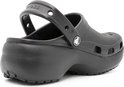 Zwarte Crocs Classic Platform Clog, van de achterkant, met band om de hiel en perforaties.