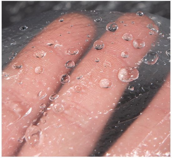 Close-up van een vingers met waterdruppels op transparante folie.