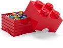 Rode LEGO opbergdoos, gevuld met LEGO speelgoed, met het deksel open.