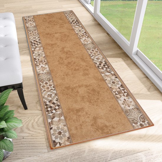 Tapis de couloir brun avec des motifs beiges dans un couloir moderne près d'une fenêtre.